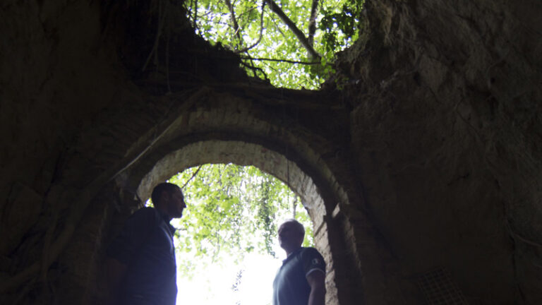 Ingresso della grotta di invecchiamento di Podere della Bruciata, Montepulciano Toscana